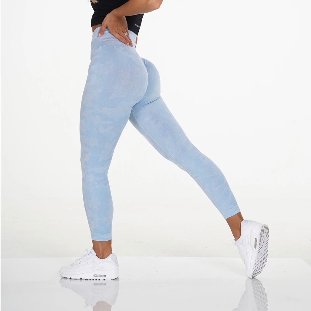 Icy Blue Camo Seamless Leggings - Picture 2 of 4